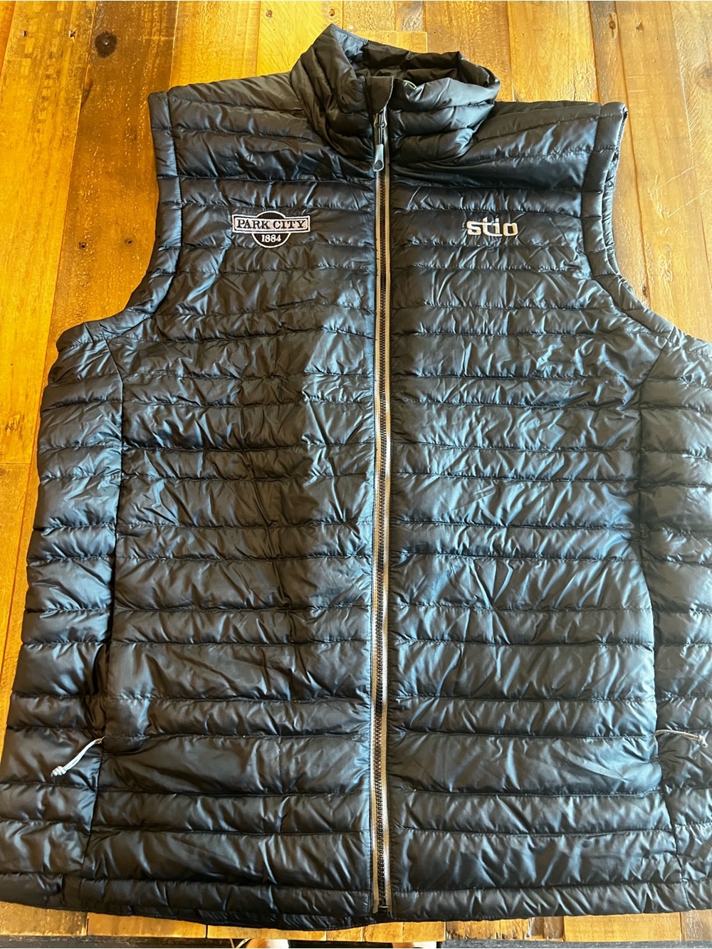 Stio Down Pinion Puffer Vest Mens Medium Black Park City Custom Resort EUC $199 - Picture 2 of 9
